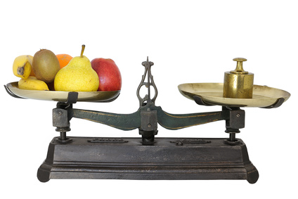 balança e frutas para perder peso