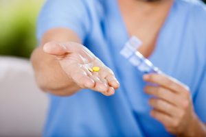 Enfermeira a dar suplemento nutricional