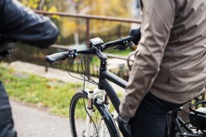 Andar de e-bike faz perder barriga