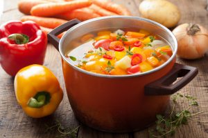 Receita de Sopa de soja com legumes indicada para reduzir colesterol
