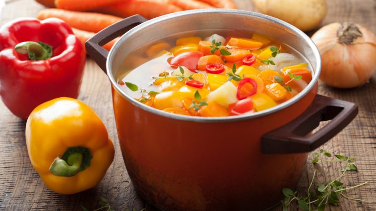 Receita de Sopa de soja com legumes indicada para reduzir colesterol