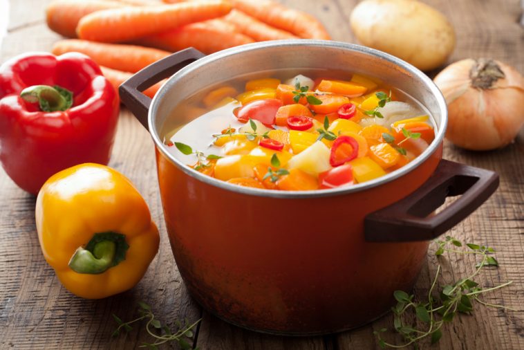 Receita de Sopa de soja com legumes indicada para reduzir colesterol